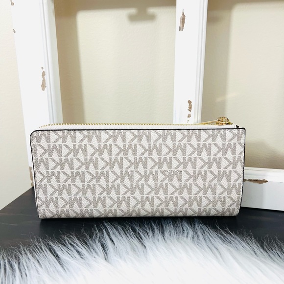 Michael Kors Jet Set Travel Large Three Quarter Zip Wallet - Picture 3 of 15